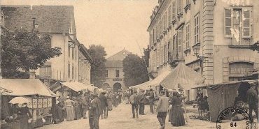 Oloron-Ste-Marie - coin du marche et mairie